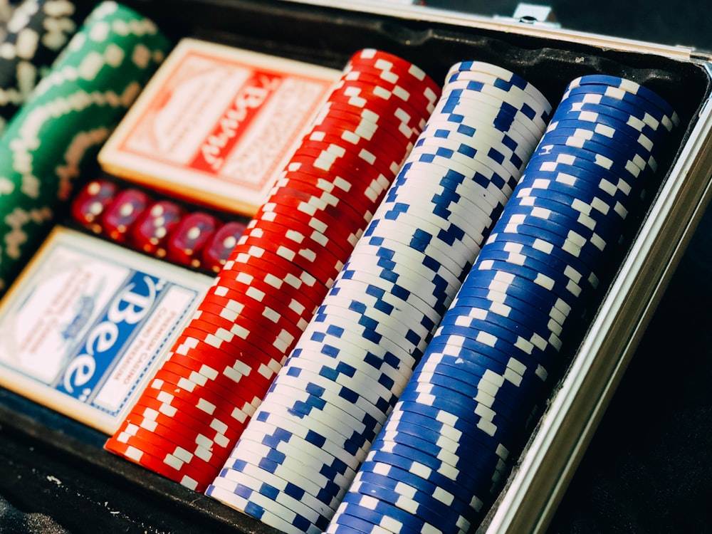 Tumpukan keping poker warna-warni untuk promosi cashback mingguan Ug234